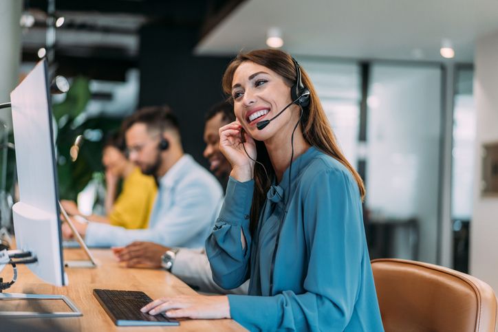 Hotline-Support eines Unternehmens - weibliche und männliche Mitarbeiter mit Headset